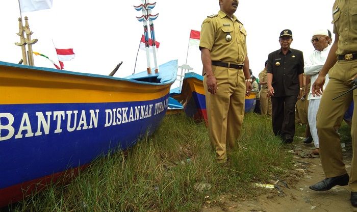 ​Tinjau Kampung Nelayan, Bupati Tuban Serahkan Bantuan Kapal