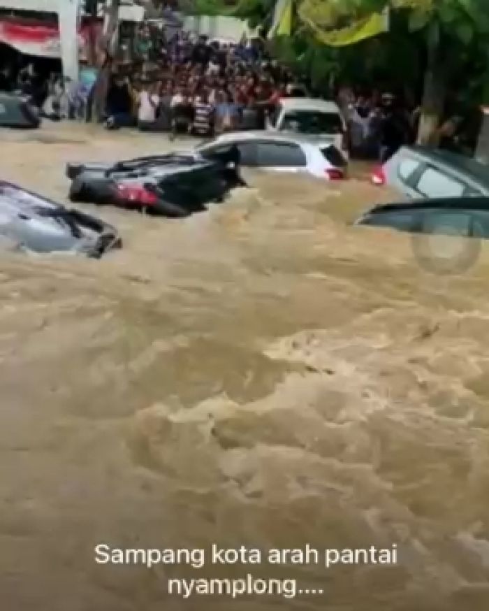 Mobil Terseret Banjir di Jabar ditulis terjadi di Sampang, Ini Kata Gubernur Khofifah