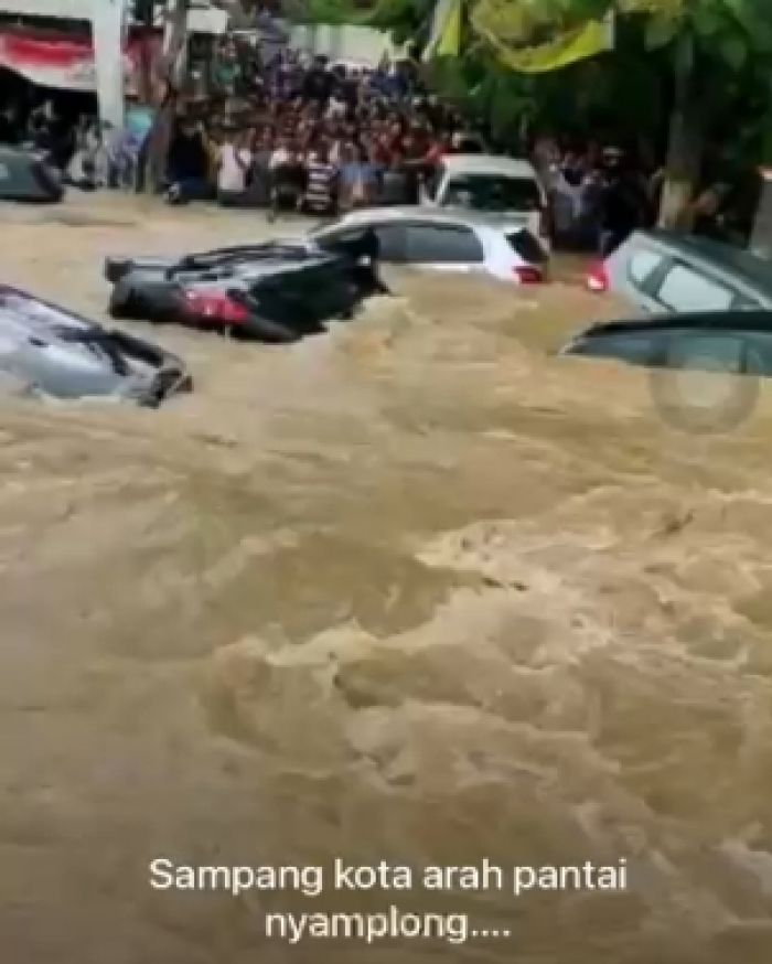 Mobil Terseret Banjir di Jabar ditulis terjadi di Sampang, Ini Kata Gubernur Khofifah Mobil Terseret Banjir di Jabar ditulis terjadi di Sampang, Ini Kata Gubernur Khofifah