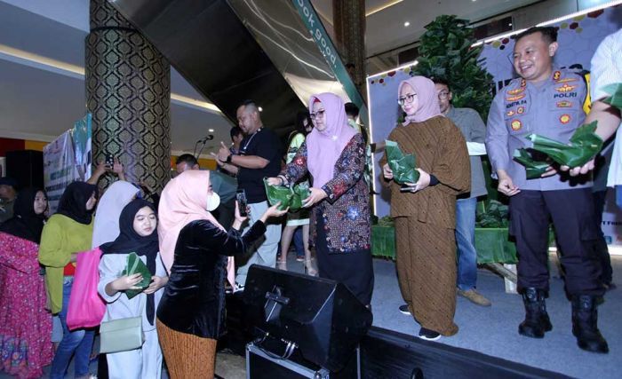 Bupati dan Pimpinan DPRD Gresik Apresiasi Tumpeng Nasi Krawu Raksasa Inisiasi KWG