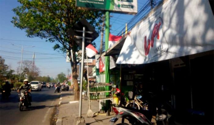 Apes, Satpam Pegadaian Kehilangan Motor dan Hp Saat Kencing Apes, Satpam Pegadaian Kehilangan Motor dan Hp Saat Kencing