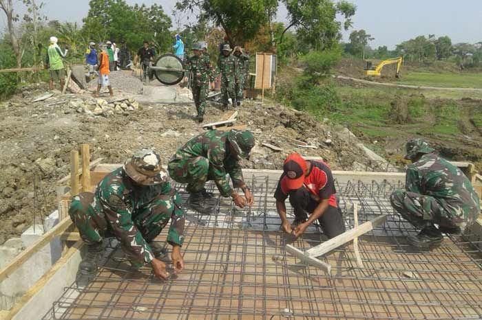 Pasukan TMMD Normalisasi Waduk Ngampel Pasukan TMMD Normalisasi Waduk Ngampel
