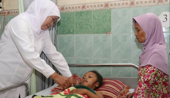 Jenguk Korban Ambruknya SDN Gentong, Khofifah: Mereka harus Dapat Trauma Healing and Counseling Jenguk Korban Ambruknya SDN Gentong, Khofifah: Mereka harus Dapat Trauma Healing and Counseling