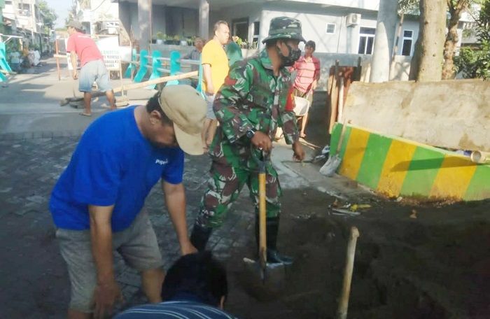 Cegah Banjir, Babinsa Simomulyo Surabaya jadi Pelopor Kebersihan Lingkungan Cegah Banjir, Babinsa Simomulyo Surabaya jadi Pelopor Kebersihan Lingkungan