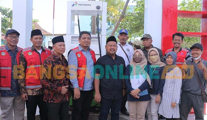 Bupati Gresik Launching SPBUN di TPI Campurejo Bupati Gresik Launching SPBUN di TPI Campurejo