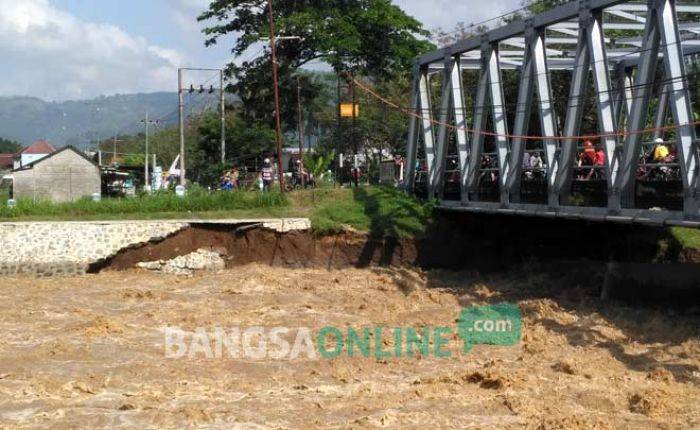 Plengsengan Kali Bandung Ambrol, Jembatan Terancam Putus Plengsengan Kali Bandung Ambrol, Jembatan Terancam Putus