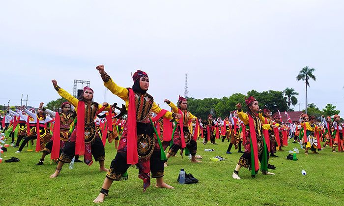 Diikuti Puluhan Ribu Pelajar, Tari Remo Boletan di Jombang Pecahkan Rekor MURI Diikuti Puluhan Ribu Pelajar, Tari Remo Boletan di Jombang Pecahkan Rekor MURI