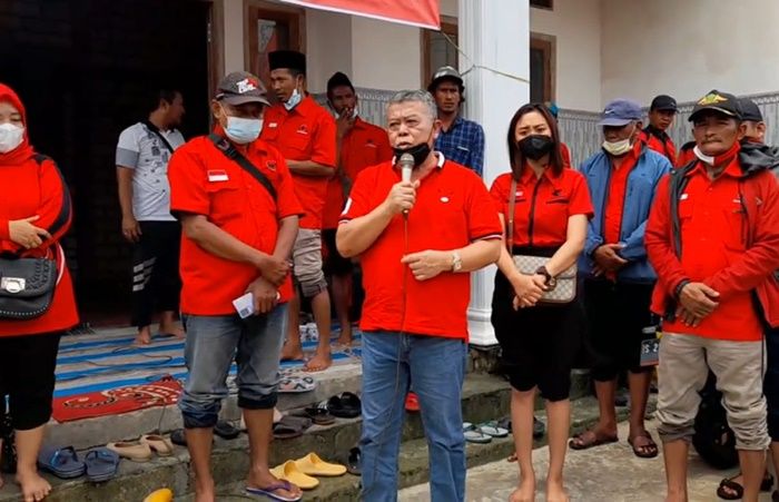Kusnadi Gotong Royong Bersama Kader PDI Perjuangan Uruk Jalan Rusak di Lamongan Kusnadi Gotong Royong Bersama Kader PDI Perjuangan Uruk Jalan Rusak di Lamongan