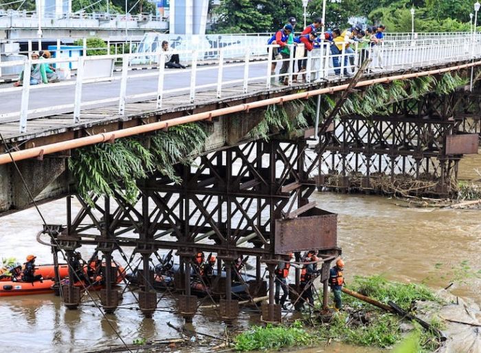 Jaga Kelestarian Cagar Budaya, BPBD Kota Kediri Bersihkan Sampah di Bawah Jembatan Lama Jaga Kelestarian Cagar Budaya, BPBD Kota Kediri Bersihkan Sampah di Bawah Jembatan Lama