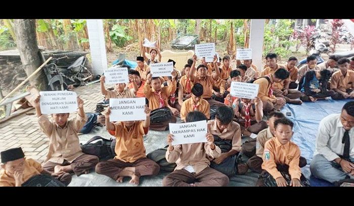 Sekolah Disegel, Siswa Madrasah Tsanawiyah dan Aliyah di Wongsorejo Banyuwangi Terlunta-lunta