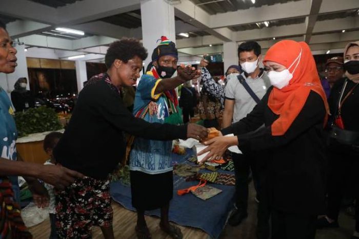 Khofifah Kunjungi Pasar Mama-Mama Papua, Pedagang Senang, Berharap Gubernur Jatim Balik Lagi Khofifah Kunjungi Pasar Mama-Mama Papua, Pedagang Senang, Berharap Gubernur Jatim Balik Lagi