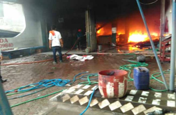 Bengkel AHASS Honda di Bungah Terbakar, Kerugian Capai Rp 2,5 M Bengkel AHASS Honda di Bungah Terbakar, Kerugian Capai Rp 2,5 M
