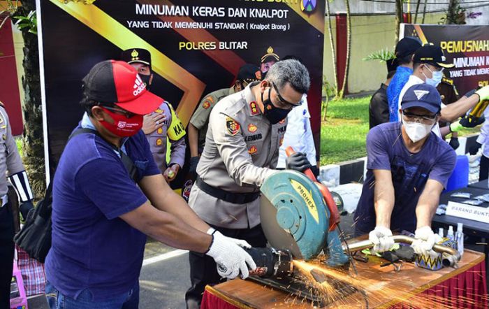 Pemusnahan Barang Bukti, Polres Blitar Gergaji Puluhan Knalpot Brong Milik Pelaku Balap Liar Pemusnahan Barang Bukti, Polres Blitar Gergaji Puluhan Knalpot Brong Milik Pelaku Balap Liar