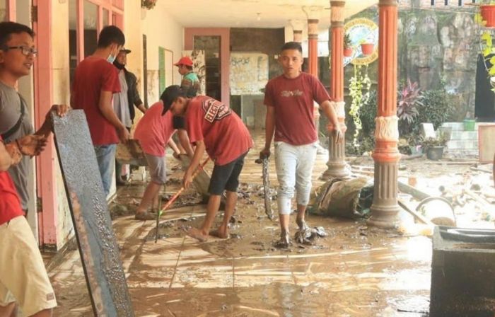 Pondok Pesantren Ar Rosyid Bangsalsari Jember Rusak Parah Akibat Diterjang Banjir dan Longsor Pondok Pesantren Ar Rosyid Bangsalsari Jember Rusak Parah Akibat Diterjang Banjir dan Longsor