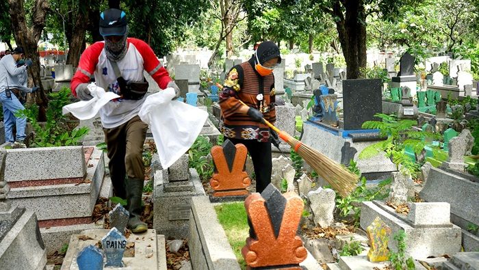Kunjungi TKP di Mbah Ratu, Wali Kota Risma Langsung Pimpin Kerja Bakti Kunjungi TKP di Mbah Ratu, Wali Kota Risma Langsung Pimpin Kerja Bakti