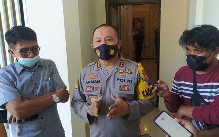 Teka-Teki Uang Rp500 Juta dan 3 Tahanan Narkoba Polresta Banyuwangi yang Keluar Sel Dikawal Perwira Teka-Teki Uang Rp500 Juta dan 3 Tahanan Narkoba Polresta Banyuwangi yang Keluar Sel Dikawal Perwira