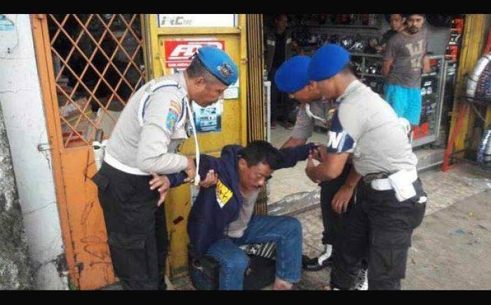 Wakapolsek Mabuk Berat Akibat Alkohol, Tidur depan Toko, Acungkan Pistol pada Pemilik Toko Wakapolsek Mabuk Berat Akibat Alkohol, Tidur depan Toko, Acungkan Pistol pada Pemilik Toko