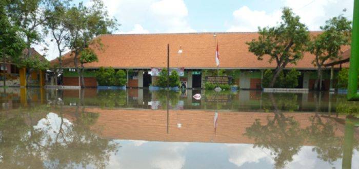 Desa Pesawahan Sidoarjo Langganan Banjir, Siswa ke Sekolah Nyeker