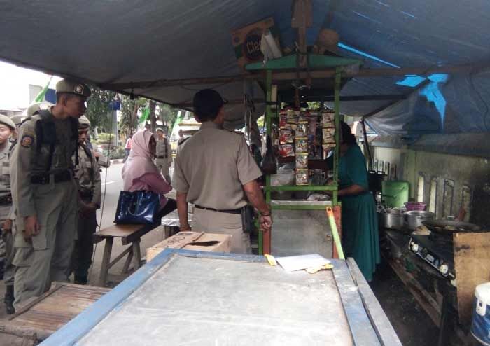 Ganggu Pejalan Kaki, PKL di Trotoar Ditertibkan Satpol PP Lamongan Ganggu Pejalan Kaki, PKL di Trotoar Ditertibkan Satpol PP Lamongan
