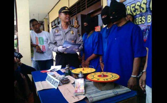 Gelar Judi di Pasar, Lima Pria di Bojonegoro Diringkus Polisi Gelar Judi di Pasar, Lima Pria di Bojonegoro Diringkus Polisi