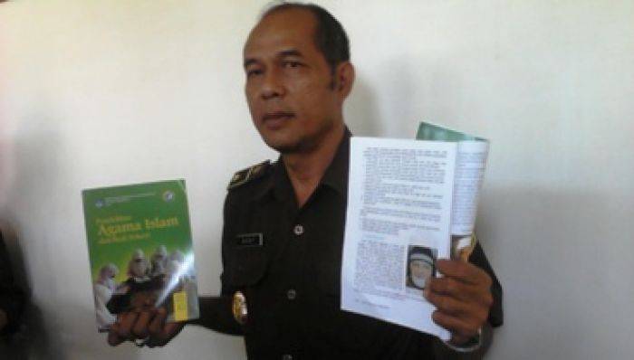 Dinilai Berisi Ajaran Radikal, Kejari Kediri Amankan Ratusan Buku Pelajaran SMA Dinilai Berisi Ajaran Radikal, Kejari Kediri Amankan Ratusan Buku Pelajaran SMA
