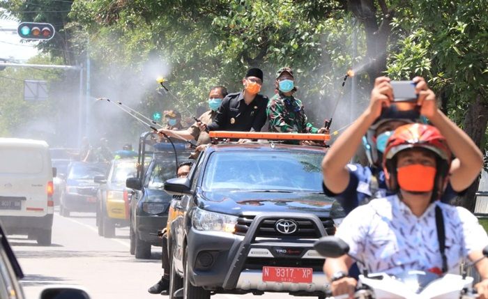 Plt Wali Kota Pasuruan Pimpin Penyemprotan Disinfektan ke Jalan Raya Plt Wali Kota Pasuruan Pimpin Penyemprotan Disinfektan ke Jalan Raya