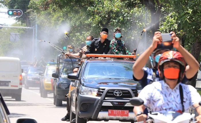 Plt Wali Kota Pasuruan Pimpin Penyemprotan Disinfektan ke Jalan Raya