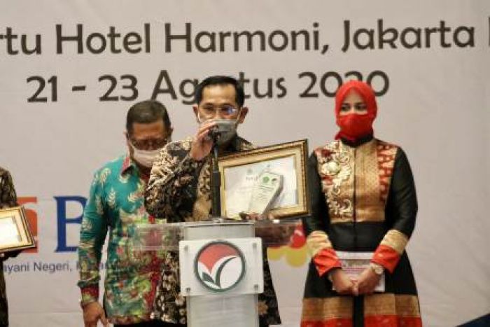 Padukan Sains-Spiritual Lawan Covid-19, Gubernur Khofifah Dapat Penghargaan dari Kemenag