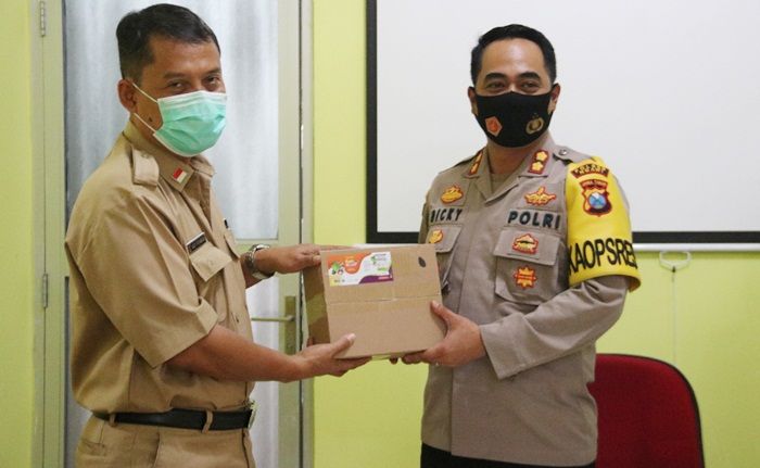 ​Kapolres Ngawi Serahkan Suplemen ke Pasien Covid-19 di RSUD dr Soeroto