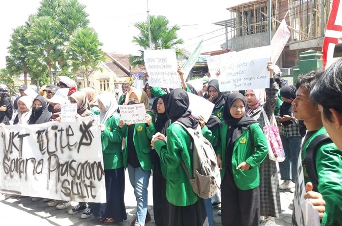 Tak Terima Sarpras Kampus Kurang, Ratusan Mahasiswa UIJ Demo Pihak Rektorat dan Yayasan Tak Terima Sarpras Kampus Kurang, Ratusan Mahasiswa UIJ Demo Pihak Rektorat dan Yayasan