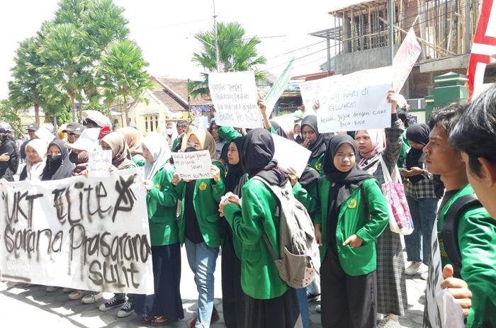 Tak Terima Sarpras Kampus Kurang, Ratusan Mahasiswa UIJ Demo Pihak Rektorat dan Yayasan