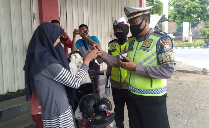 Tak Bermasker Saat Berkendara di Tuban, Siap-siap Dapat Sanksi Nyapu Jalanan Tak Bermasker Saat Berkendara di Tuban, Siap-siap Dapat Sanksi Nyapu Jalanan