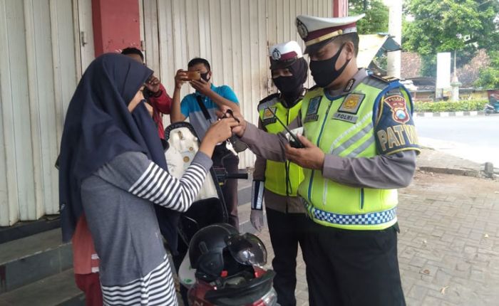 Tak Bermasker Saat Berkendara di Tuban, Siap-siap Dapat Sanksi Nyapu Jalanan