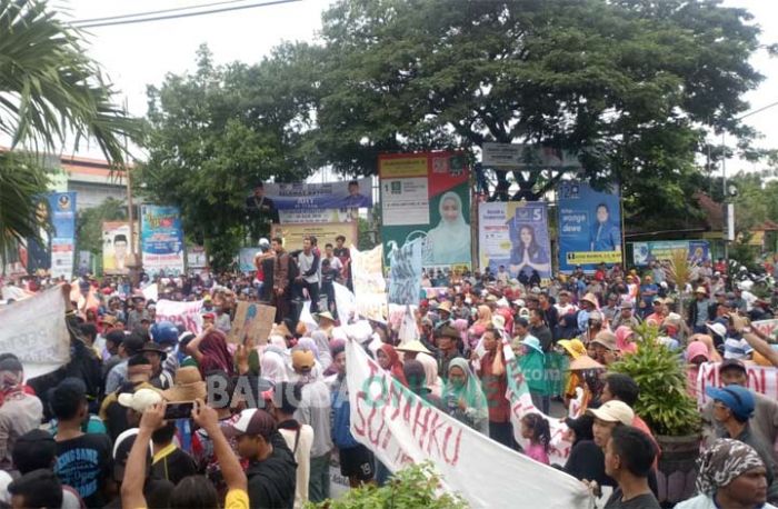 Tolak Kilang Minyak, Ribuan Warga Serbu Kantor DPRD Tuban Tolak Kilang Minyak, Ribuan Warga Serbu Kantor DPRD Tuban