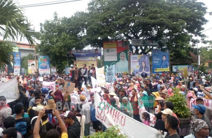 Tolak Kilang Minyak, Ribuan Warga Serbu Kantor DPRD Tuban