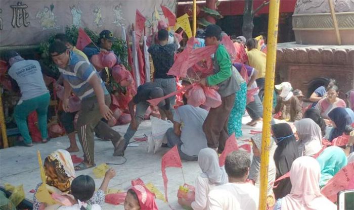 Bagi-bagi Ribuan Buceng untuk Doakan Arwah yang Tak Terurus Bagi-bagi Ribuan Buceng untuk Doakan Arwah yang Tak Terurus