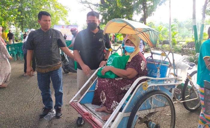 Dandeninteldam V/Brawijaya Bagikan Ratusan Sembako Kepada Anak Yatim dan Kaum Duafa di Pamekasan