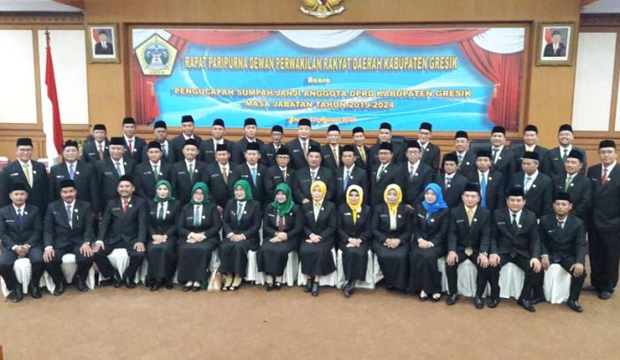 Dikukuhkan, Ketua DPRD Gresik Sementara: Mari Bekerja Untuk Rakyat Dikukuhkan, Ketua DPRD Gresik Sementara: Mari Bekerja Untuk Rakyat
