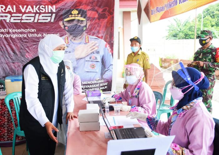 ​Tinjau Vaksinasi di Mojokerto, Khofifah Target 300.000 Dosis per Hari