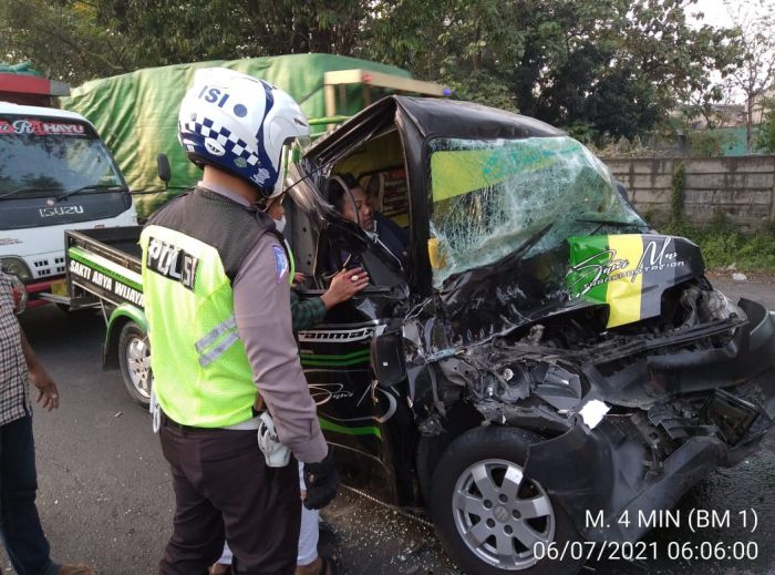 Pikap Tabrak Truk dari Belakang di Jalan Raya Trosobo Sidoarjo, Sopir Terjepit dan Patah Kaki