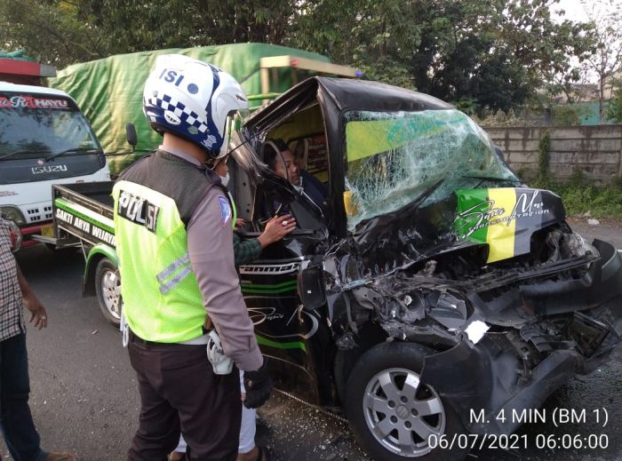 Pikap Tabrak Truk dari Belakang di Jalan Raya Trosobo Sidoarjo, Sopir Terjepit dan Patah Kaki Pikap Tabrak Truk dari Belakang di Jalan Raya Trosobo Sidoarjo, Sopir Terjepit dan Patah Kaki