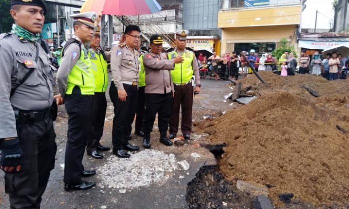 Buntut Ambruknya Ruko Jompo dan Amblesnya Jalan Sultan Agung, Polisi Panggil 4 Pejabat Pemkab Buntut Ambruknya Ruko Jompo dan Amblesnya Jalan Sultan Agung, Polisi Panggil 4 Pejabat Pemkab