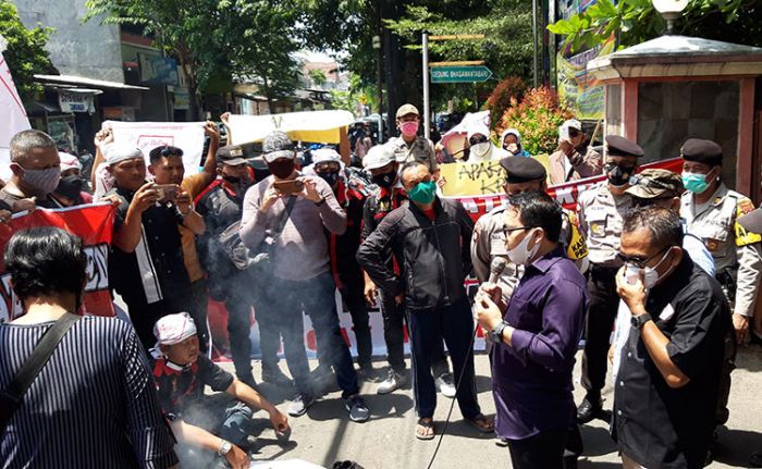 Dituduh Tak Netral, Komisioner KPU Kabupaten Kediri Diminta Sumpah Pocong Dituduh Tak Netral, Komisioner KPU Kabupaten Kediri Diminta Sumpah Pocong