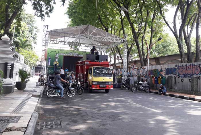 Ribuan Massa "Save Alun-alun" Gelar Istighotsah Kubro Ribuan Massa "Save Alun-alun" Gelar Istighotsah Kubro