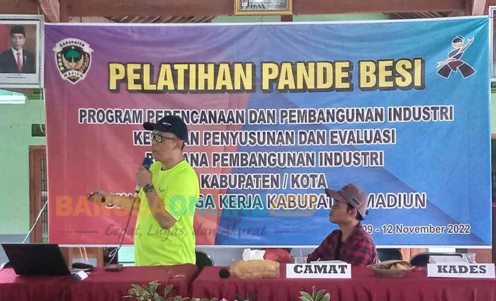 Gelar Pelatihan Pande Besi di Kabupaten Madiun, Bupati Berharap Bisa Bersaing Tingkat Nasional Gelar Pelatihan Pande Besi di Kabupaten Madiun, Bupati Berharap Bisa Bersaing Tingkat Nasional