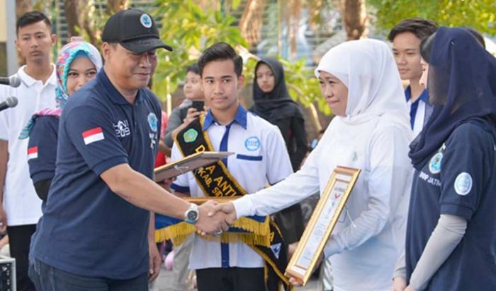 Gubernur Khofifah Terima Penghargaan Penggiat Anti Narkoba 2019