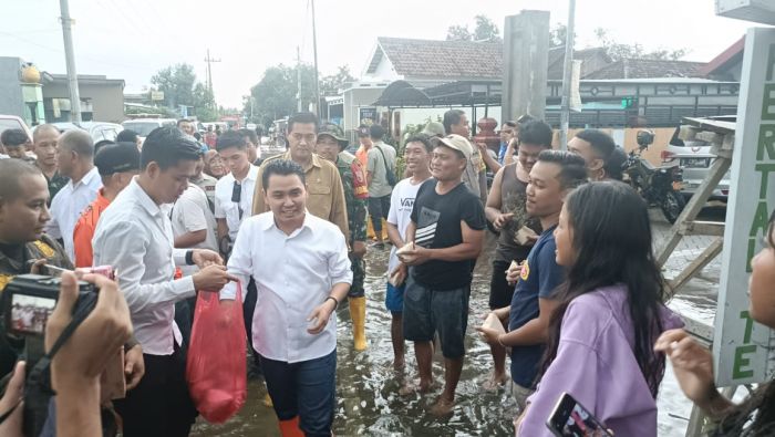 Kunjungi Lokasi Banjir di Tempuran Mojokerto, Gus Barra Bagikan Nasi Bungkus ke Warga Kunjungi Lokasi Banjir di Tempuran Mojokerto, Gus Barra Bagikan Nasi Bungkus ke Warga
