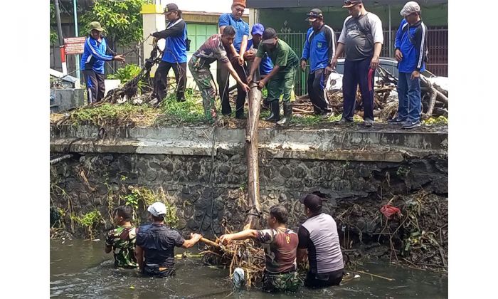 Cegah Banjir, Forkopimcam, FPRB, dan Masyarakat Gempol Bersihkan Sungai Wrati