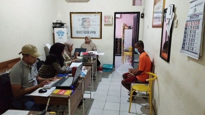 Pria di Pamekasan Perkosa Anak Tiri yang Masih SMP hingga Hamil 4 Bulan Pria di Pamekasan Perkosa Anak Tiri yang Masih SMP hingga Hamil 4 Bulan