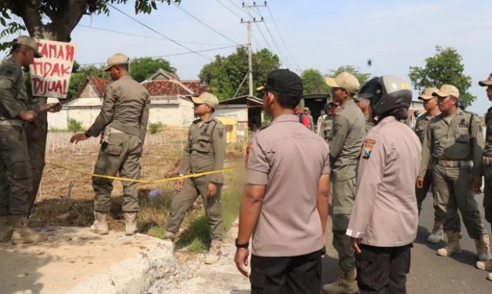 Polres Tuban Kawal Penertiban Spanduk Provokatif di Sekitar Kilang Minyak